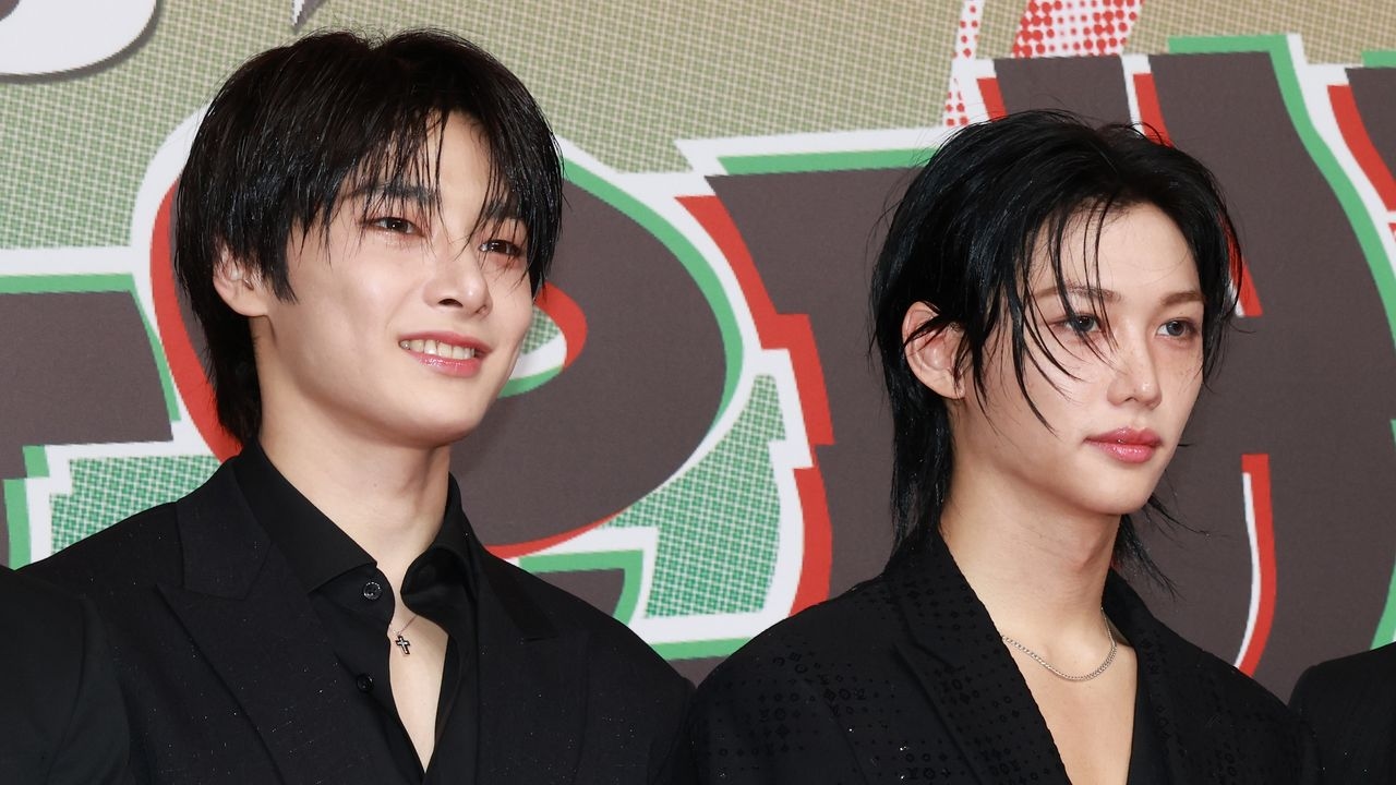 Felix von Stray Kids signiert weiße Turnschuhe bei Eiscreme-Date mit IN