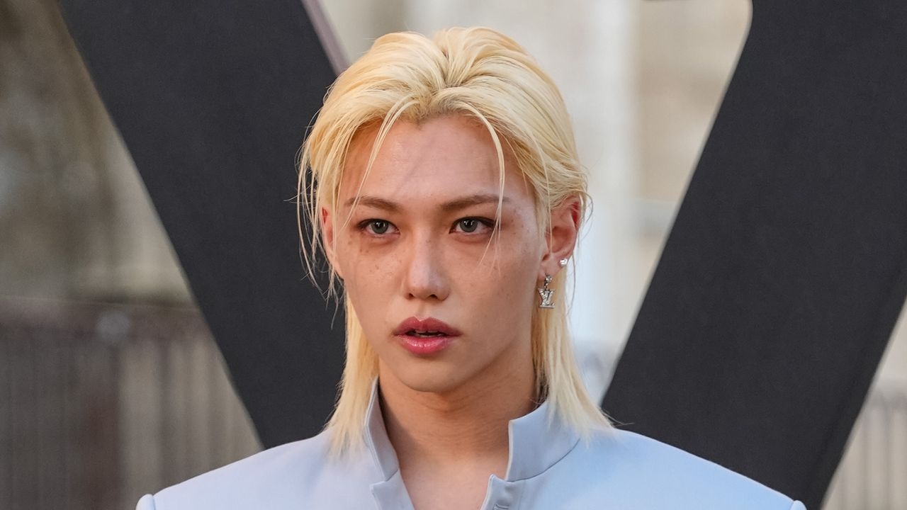 Felix, da Stray Kids, apostou tudo na tendência azul pastel no Louis Vuitton Cruise Show 2026 — Veja as fotos