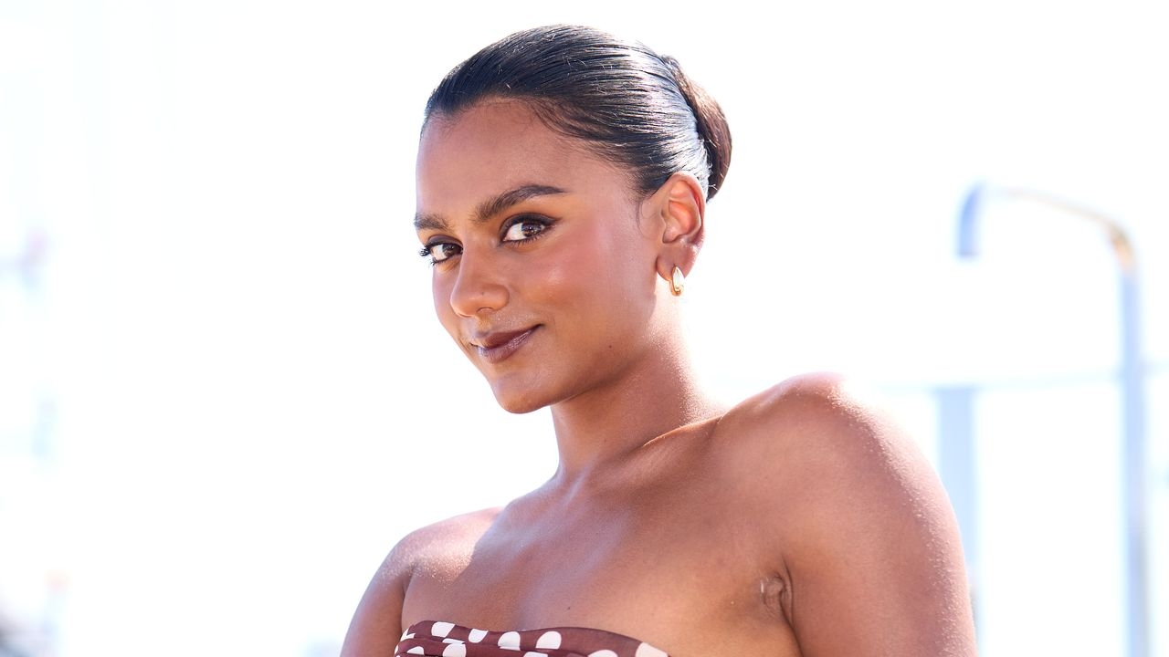 Bridgerton-Star Simone Ashley greift den Exposed-Bra-Trend in Italien auf