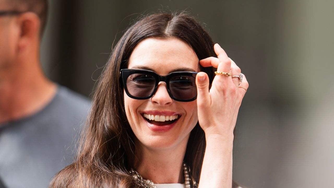 Anne Hathaway'in 'Şeytan Prada Giyer 2' Setinde Şimdiye Kadar Giydiği Her Şey