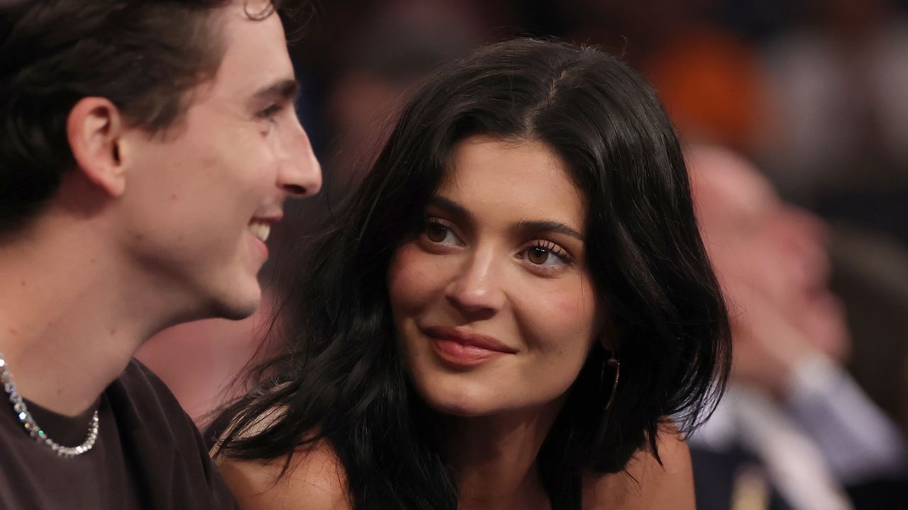 El truco de Kylie Jenner para usar dos correctores incluye una elección viral de $13