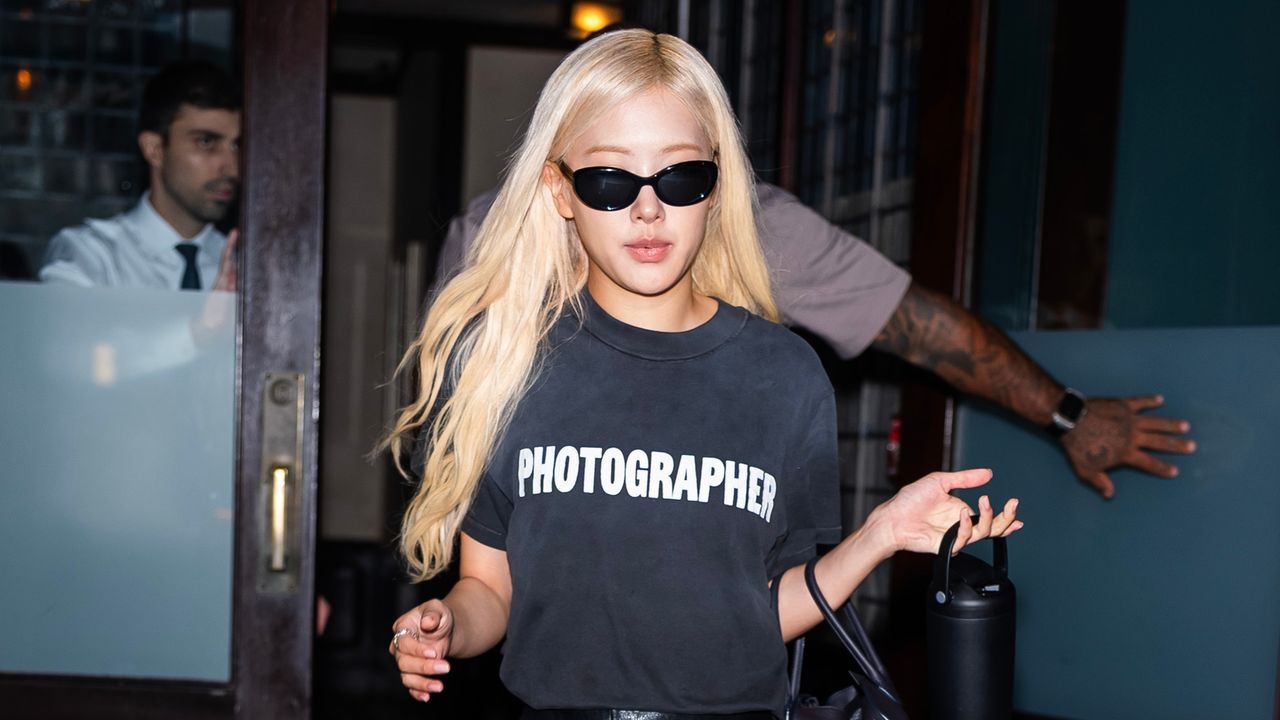 Rosé von BLACKPINK hat den einfachsten Schuh-Styling-Hack für den Herbst gefunden – siehe Fotos