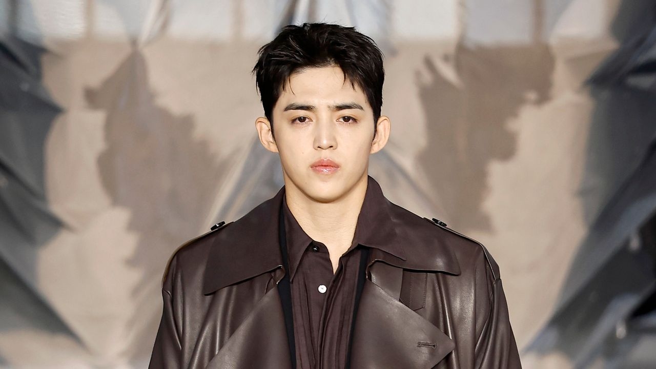 S.Coups de SEVENTEEN debuta en la pasarela cerrando el desfile de Boss en MFW — Ver fotos