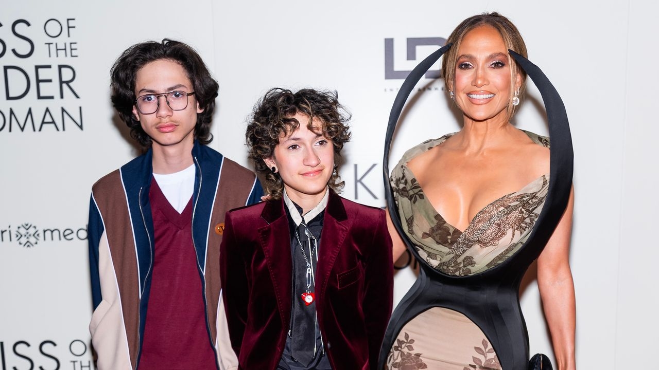 Emme Muñiz arrasou com a tendência do veludo de outono no tapete vermelho com a mãe Jennifer Lopez