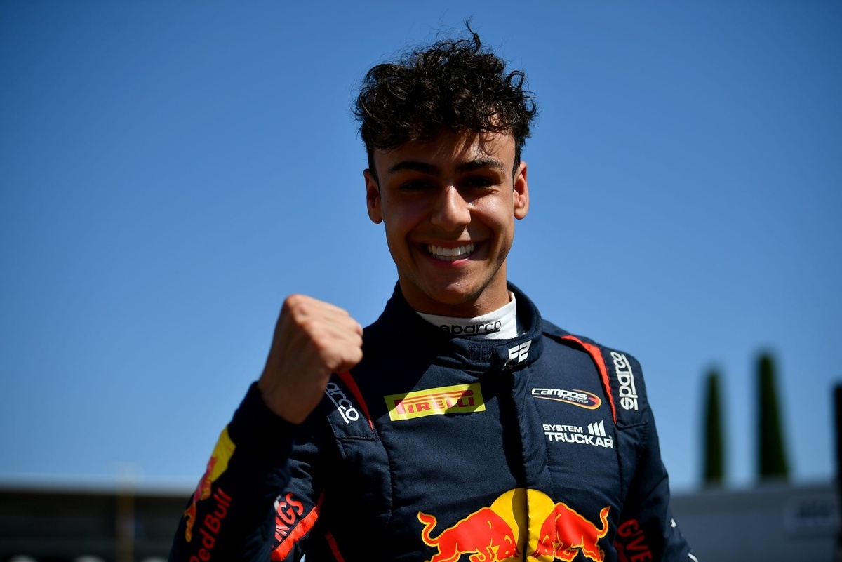 Молодой гонщик Red Bull Линдблад проходит первый комплексный тест Формулы-1