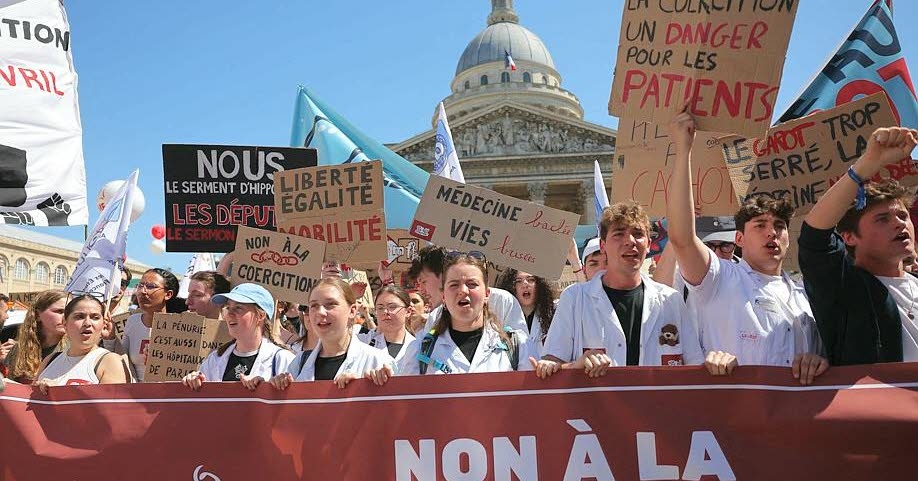 Health. Several thousand protesters against the regulation of doctors' establishments