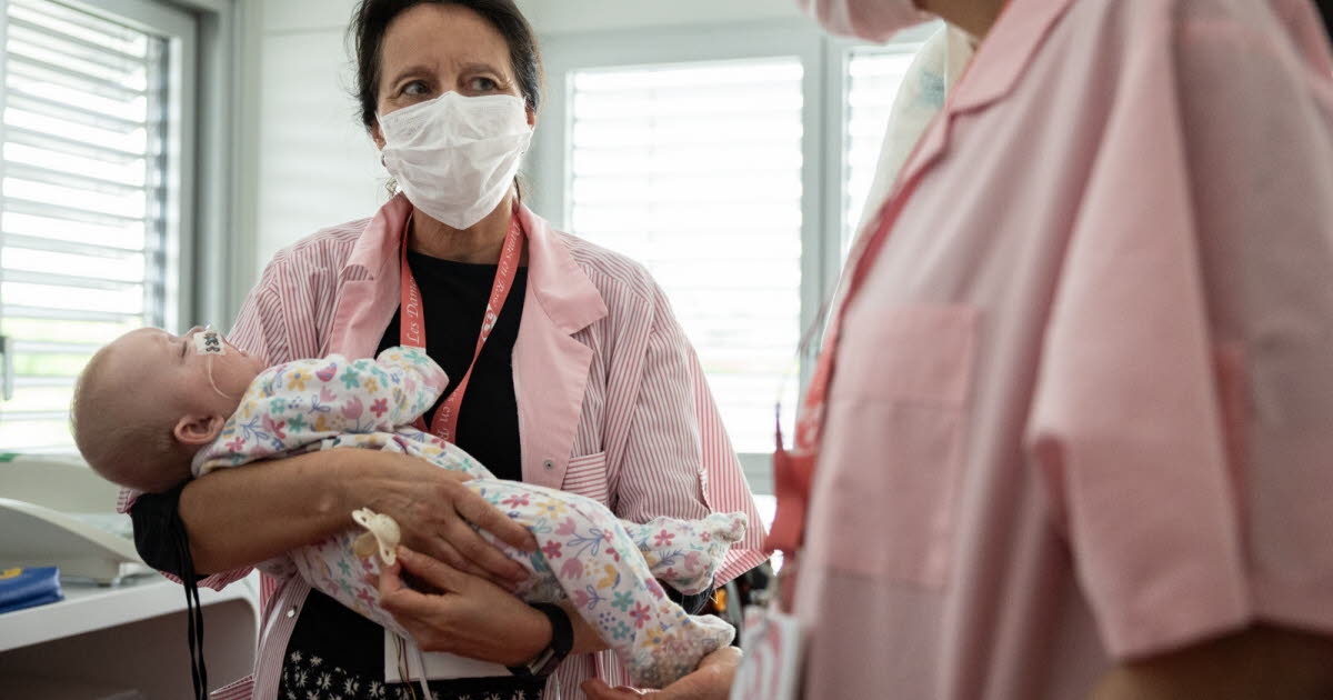 Mulhouse. De Dames in het Roze en hun 'cocon-armen' aan het bed van gehospitaliseerde kinderen.