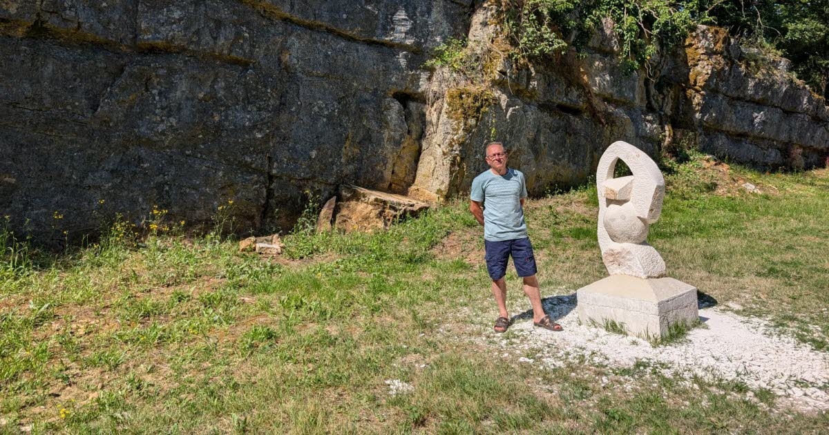 Saint-Gengoux-le-National. La rehabilitación de la antigua cantera, simbolizada por una escultura.