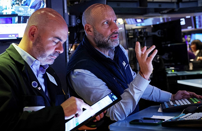 Les marchés boursiers terminent la journée en hausse, le dollar perd du terrain. Revue des marchés financiers du 23 juin