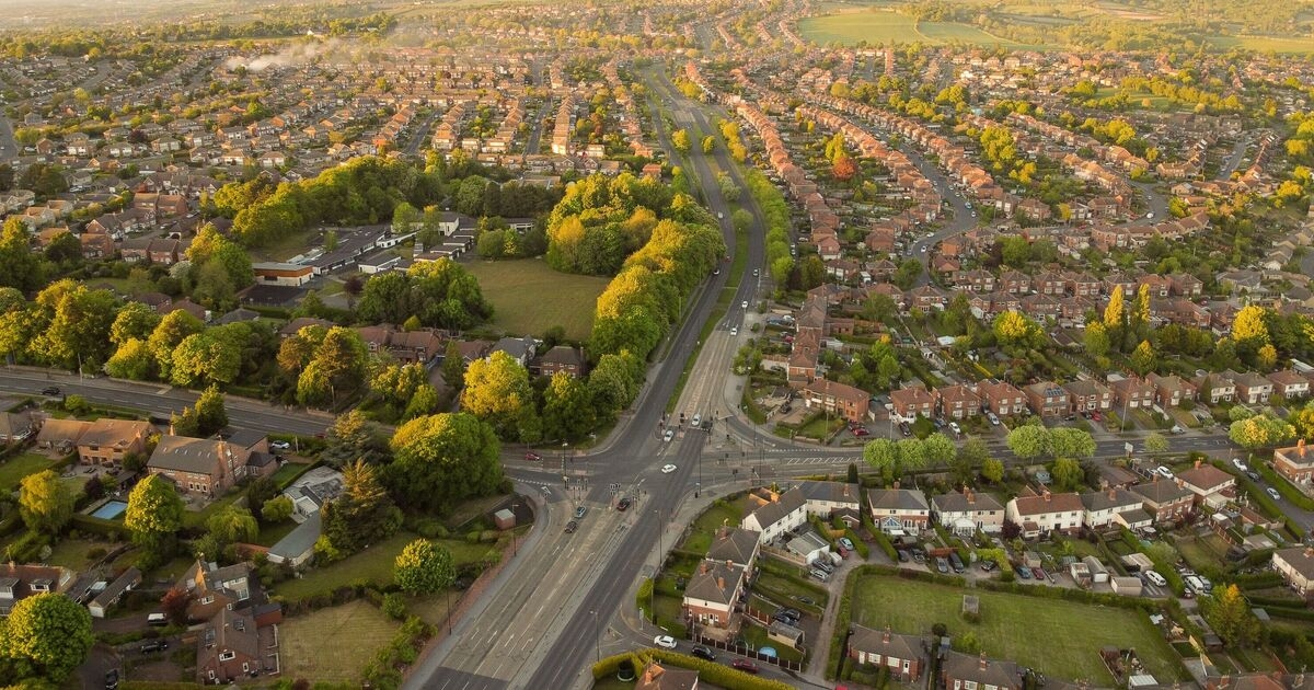 Adolescente de Rotherham foi informada de que "é para isso que servem as meninas brancas" quando foi estuprada por 3 homens, informou o tribunal