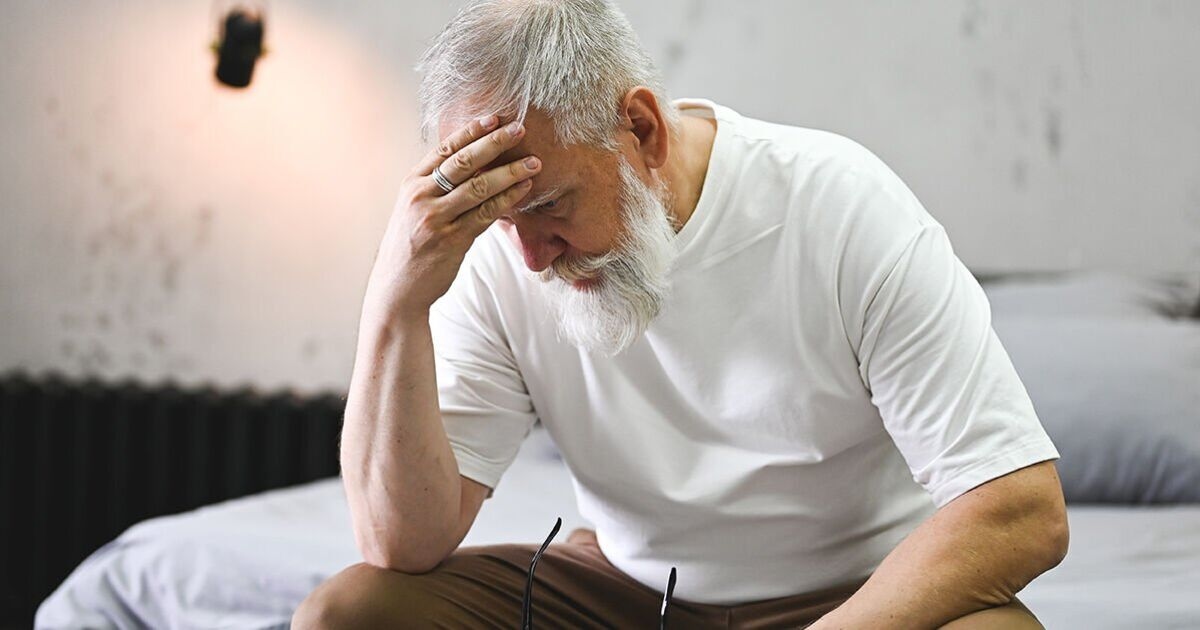 Oncólogo insta a los hombres a “no ignorar” el síntoma común del cáncer que los despierta por la noche