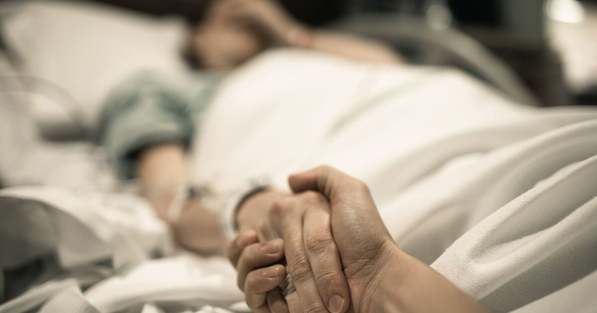 Verpleegster deelt verwoestend symptoom aan het einde van het leven waarvan mensen denken dat het herstel is, dagen voor de dood