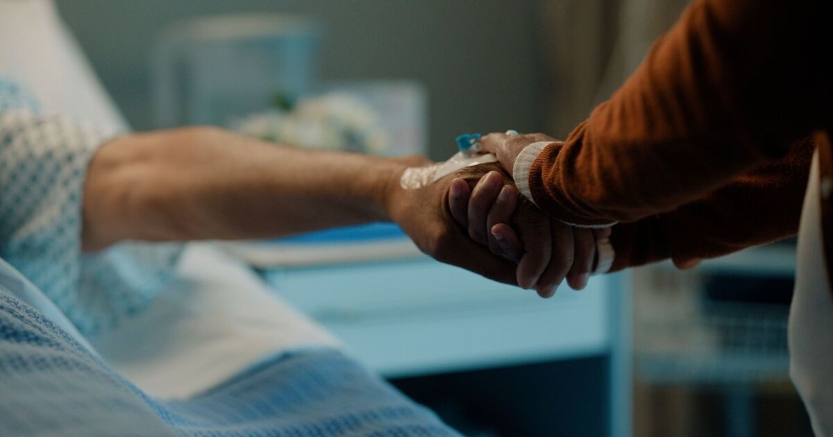 "Sono un'infermiera specializzata in cure palliative e un sintomo sulle mani indica che qualcuno è vicino alla morte"