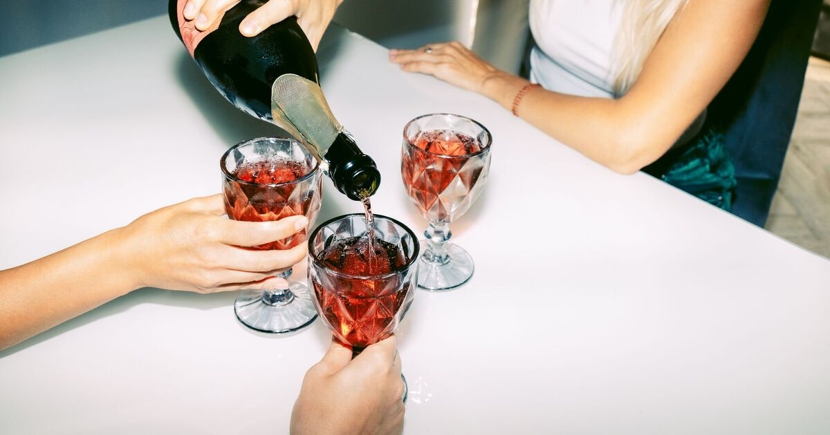 Un experto en demencia señala la edad exacta en la que las personas deberían dejar de beber para proteger el cerebro.