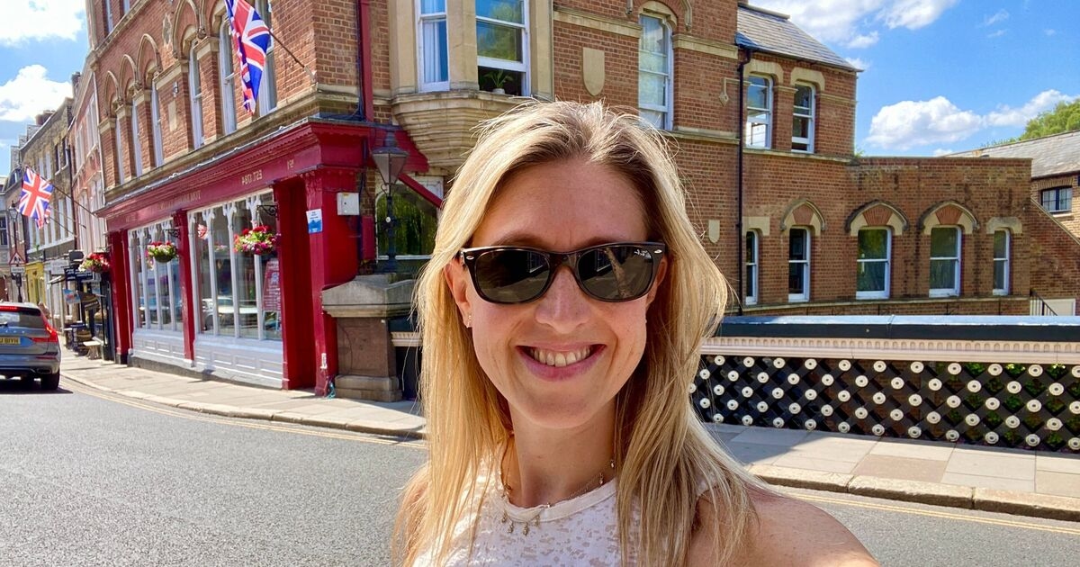 I visited beautiful UK neighbourhood with world famous school and 'Harry Potter' shop