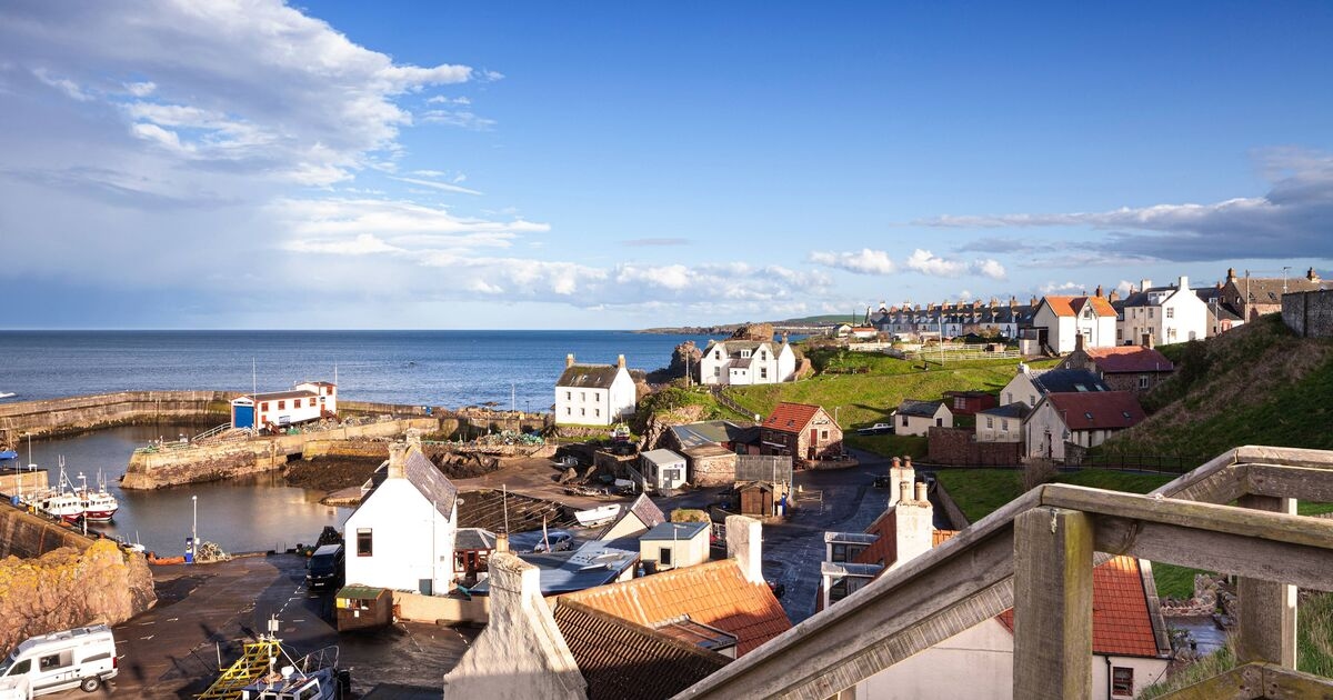 Hübsches britisches Dorf mit farbenfrohen Cottages und herrlichem Blick auf das Meer
