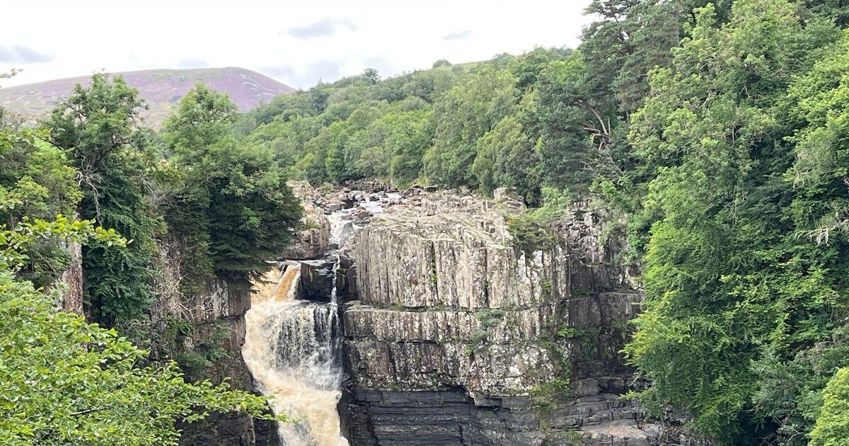 Ich habe in einem wunderschönen britischen Dorf in der Nähe eines herrlichen Wasserfalls übernachtet – ich kann es kaum erwarten, wieder dorthin zu fahren