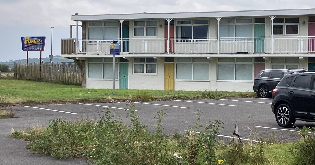Parque de férias abandonado e sinistro com praia particular e piscinas abandonadas à beira da morte
