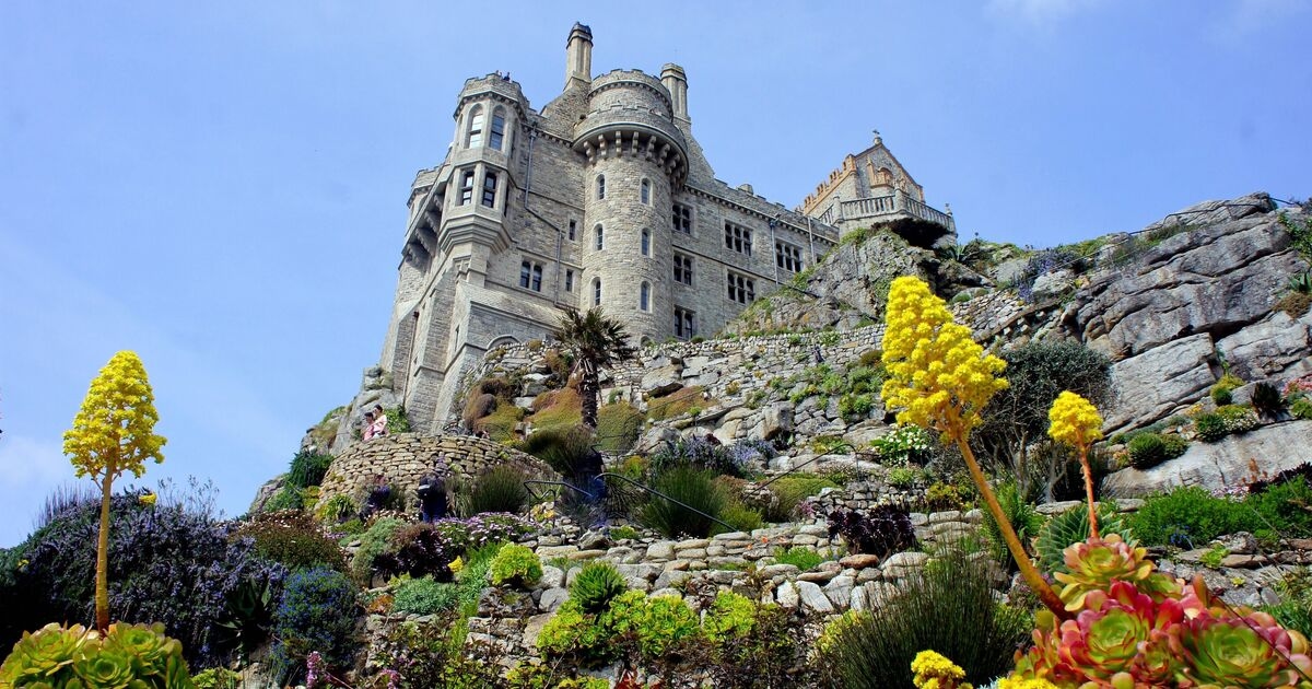 Vilarejo escondido com castelo de conto de fadas e cercado pelo mar