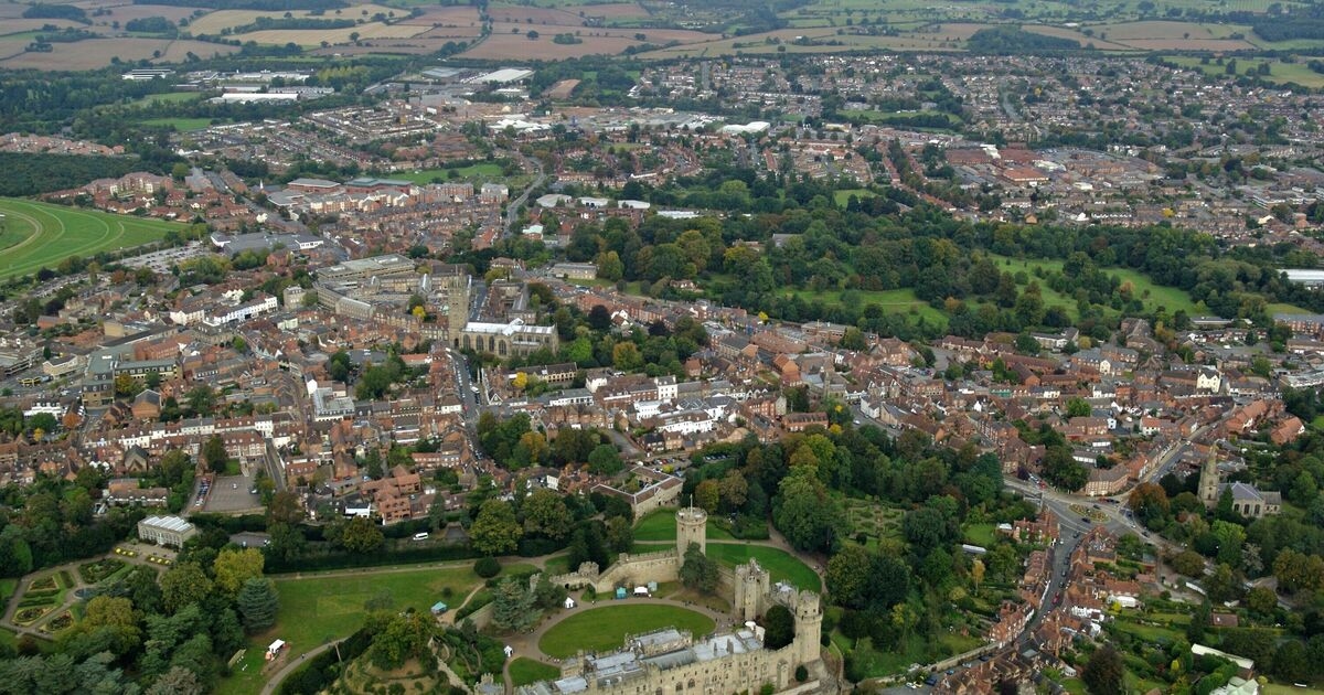 The town in the middle of England home to 1 of UK's biggest and best castles