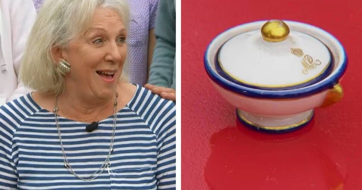 Гостья Antiques Roadshow издает хриплый звук, когда ее игрушечный королевский сервиз продается по самой высокой цене