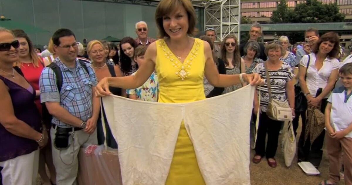 La star di Antiques Roadshow ridacchia mentre mostra le mutandine "senza cavallo" della regina Vittoria