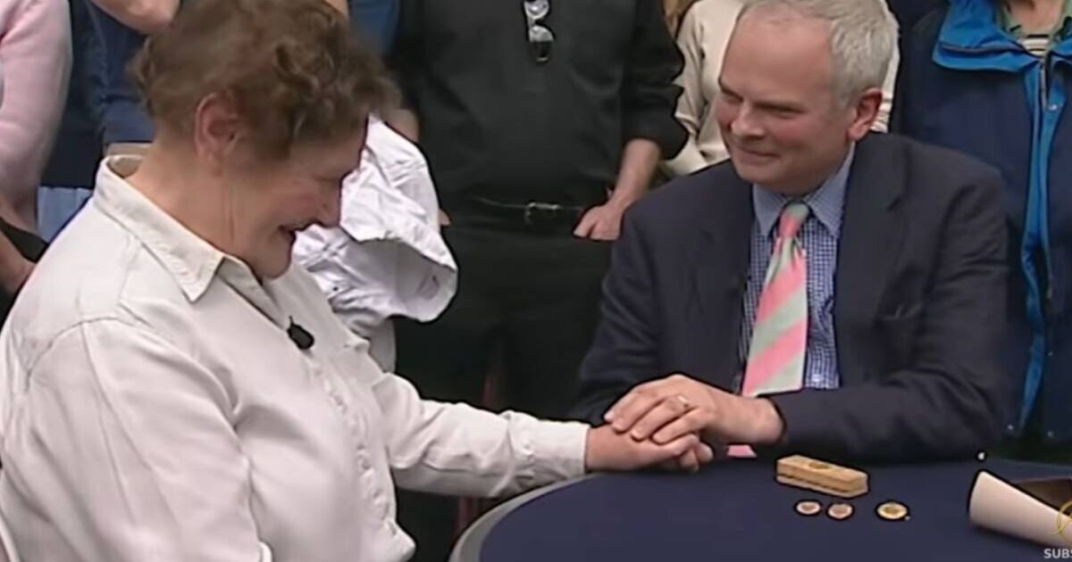 L'esperto "nervoso" dell'Antiques Roadshow tiene la mano dell'ospite mentre gli dà notizie inaspettate