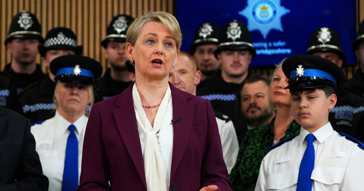GB News si ferma per l'aggiornamento sull'hotel per migranti mentre Yvette Cooper viene brutalmente umiliata