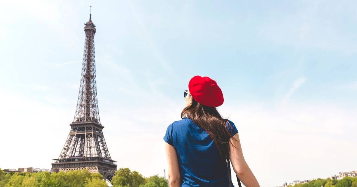 Mulher compartilha regra de vestimenta 'importante' para quem visitar Paris neste verão