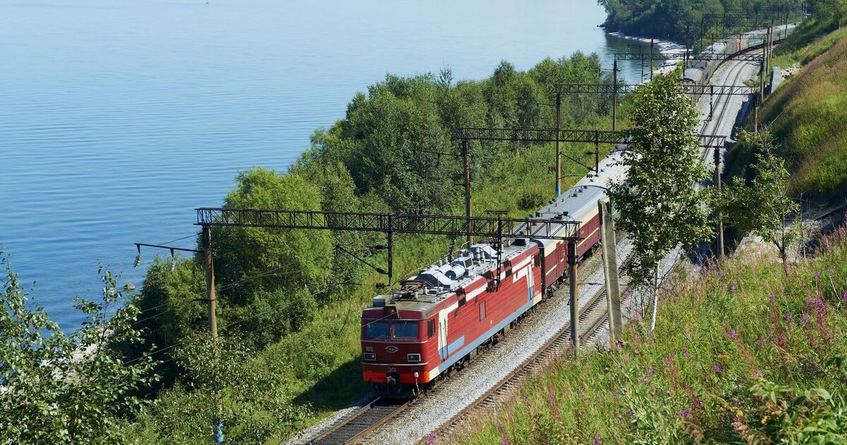 El viaje en tren más largo del mundo, que recorre 9.277 kilómetros a través de Rusia.