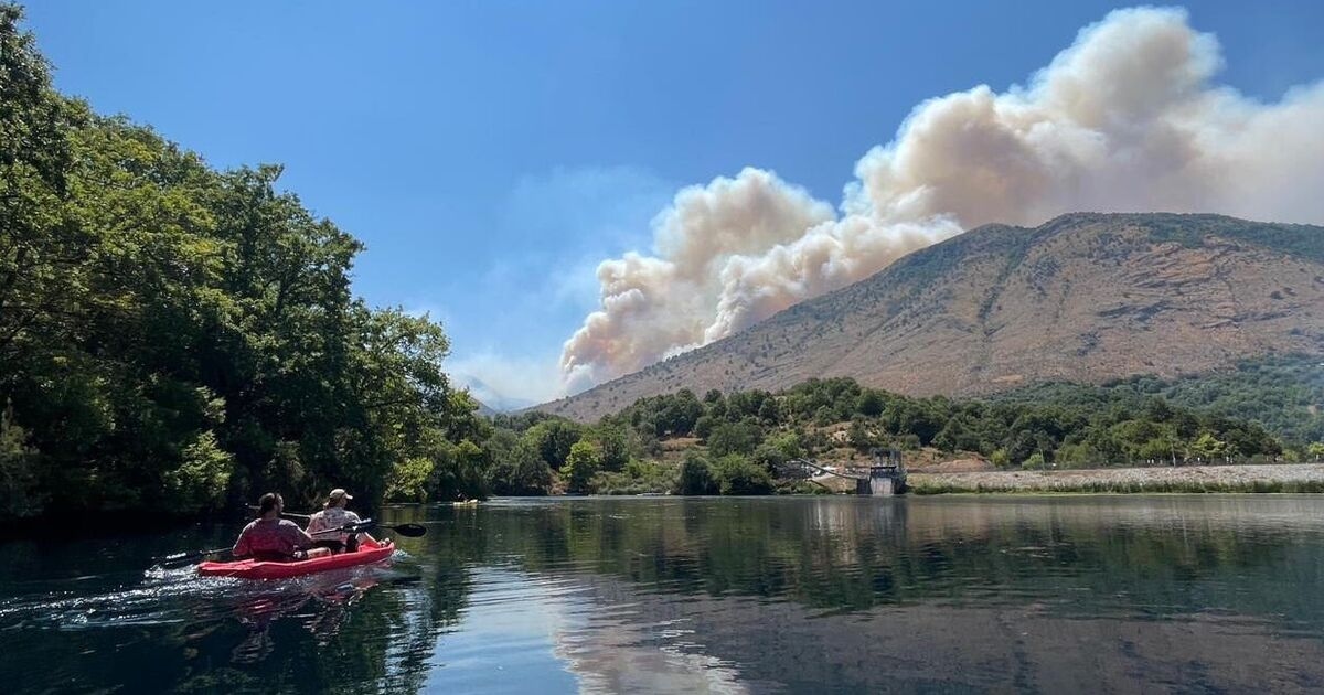 Wir reisen durch ein beliebtes europäisches Land, während die Flammen eines Waldbrands den Hotspot verwüsten