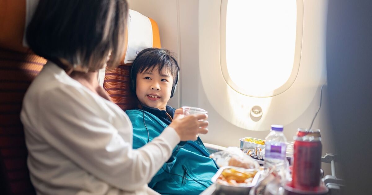 Flugzeug-Lebensmittel, die Passagiere „vermeiden“ sollten – und das 1-Getränk, auf das die Kabinenbesatzung schwört