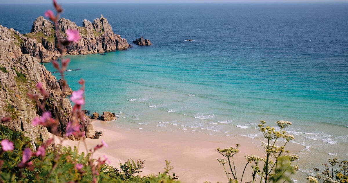 Ein Strand in Großbritannien fühlt sich an wie Hawaii mit kristallklarem Wasser und weichem Sand