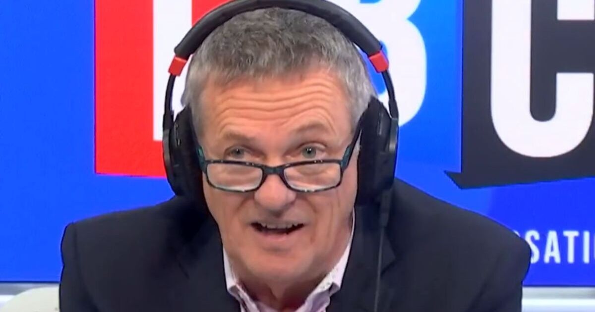 Matthew Wright se enoja con una persona que llamó a LBC Radio mientras dice 'vete afuera'