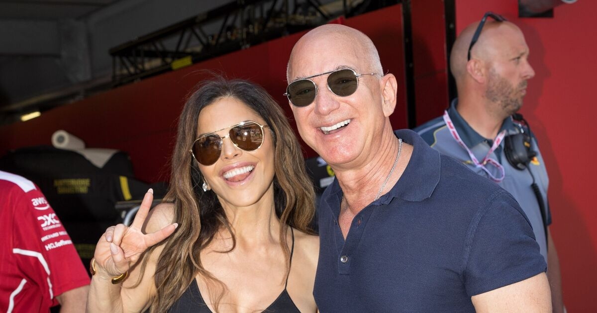 Dentro de la boda de Jeff Bezos y Lauren Sánchez mientras el personal revela una entrada al estilo James Bond