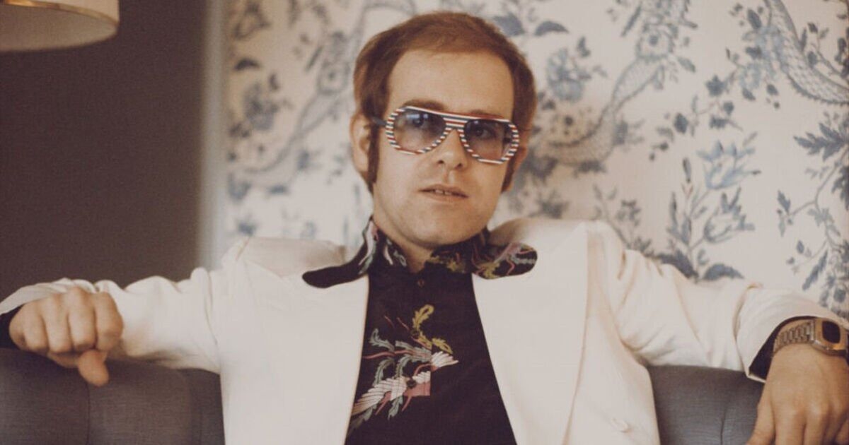 Elton John no tenía dinero, así que su prometida tuvo que pagar todo y "iba a todas partes en autobús"