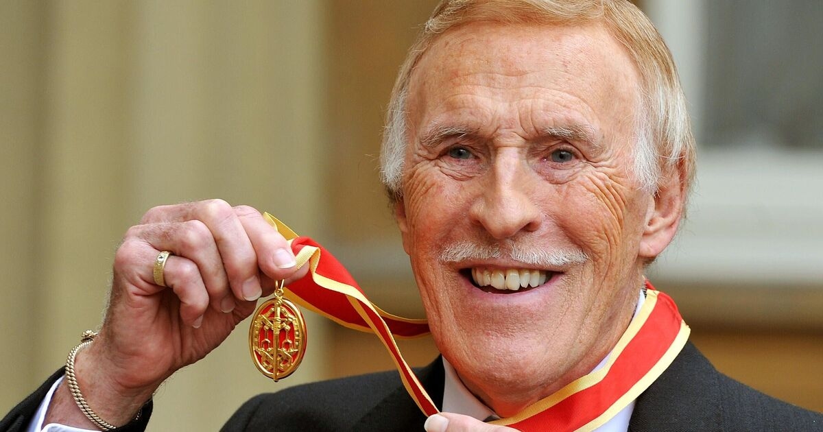 Gli ultimi tragici giorni di Bruce Forsyth come conduttore di Strictly sono stati "troppo fragili per dirgli addio"