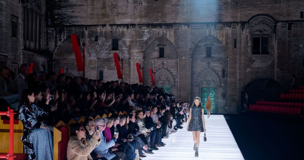 Louis Vuitton traz magia medieval para a passarela no desfile Cruise 2026