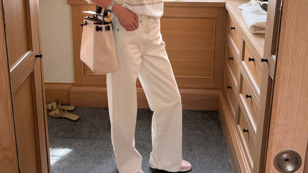 Mi amiga en Nueva York quiere deshacerse de sus zapatos planos sencillos. Le sugerí que pruebe estos dos estilos más modernos.