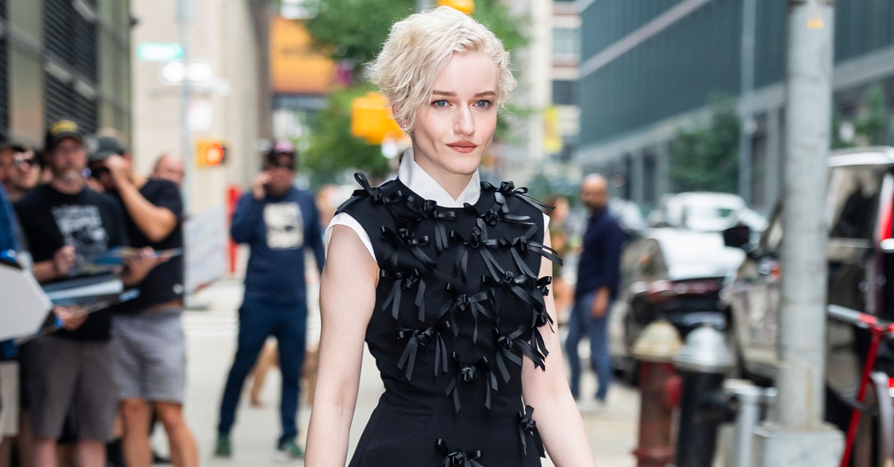 Julia Garner Just Wore This Anti-Athleisure Shoe Trend With Leggings in NYC