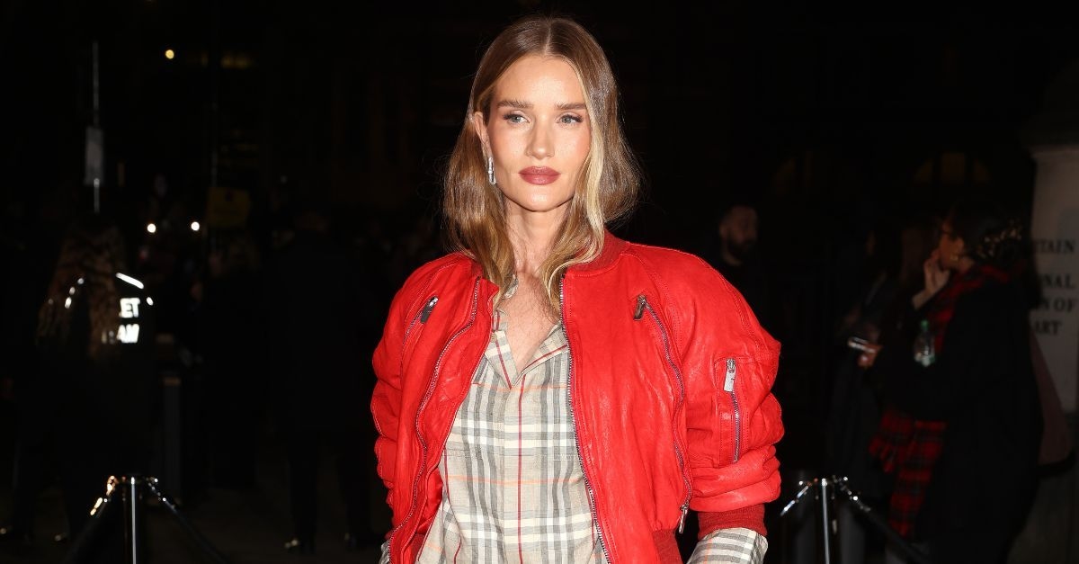 Rosie Huntington-Whiteley właśnie założyła eleganckie spodnie, które paryżanie wiedzą, że będą hitem tego sezonu