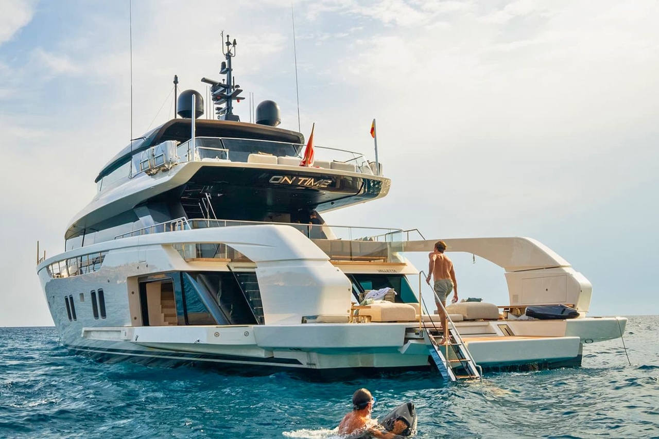 Il super agente di Sydney, Gavin Rubinstein, si concede un superyacht da 210.000 dollari a settimana in Europa