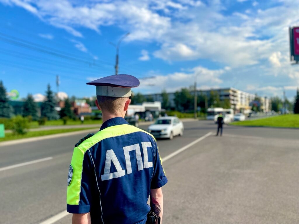 Dinheiro pela liberdade: 21 casos de suborno de policiais de trânsito revelados na região de Novgorod