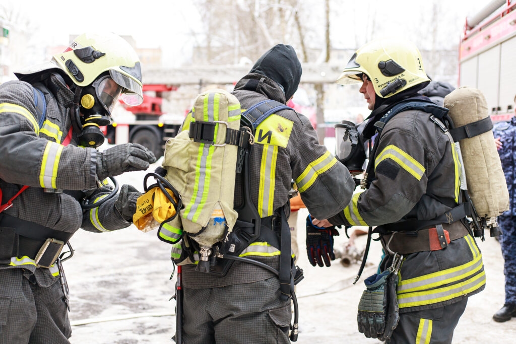 Bombeiros de Novgorod apagaram um incêndio em um prédio de apartamentos na Rua Korolev