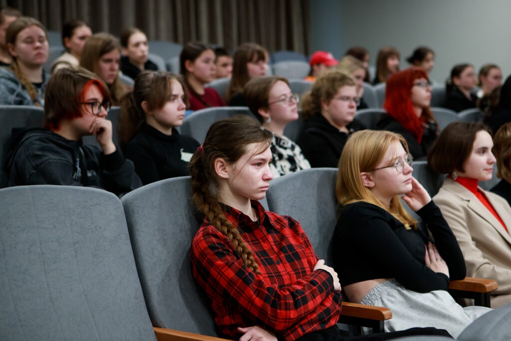 Pracownicy służb ratunkowych podczas intensywnego kursu uczyli studentów z Nowogrodu, jak nie stracić marzeń w ciągu sekundy.