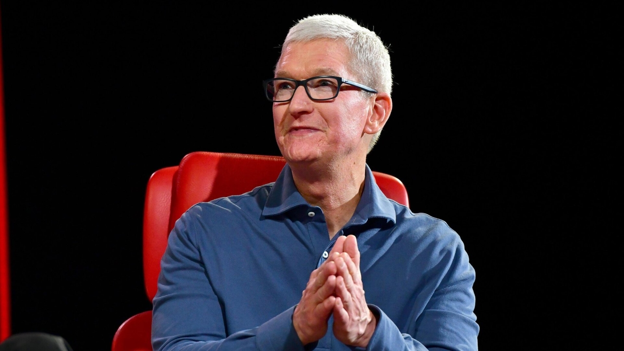 Dyrektor generalny Apple, Tim Cook, nazwał sztuczną inteligencję „większą niż internet” podczas rzadkiego spotkania wszystkich pracowników