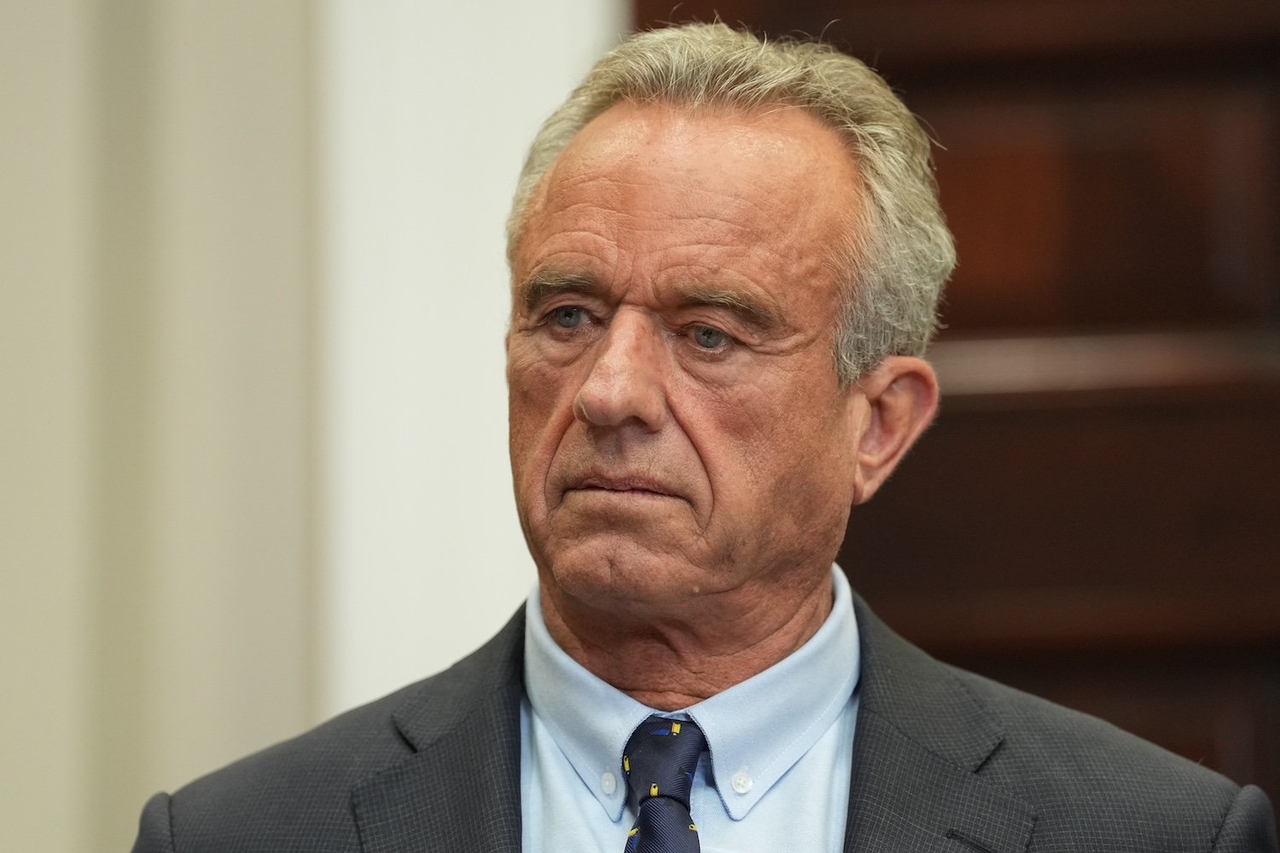 RFK Jr. lleva a sus nietos a nadar en lodo tóxico