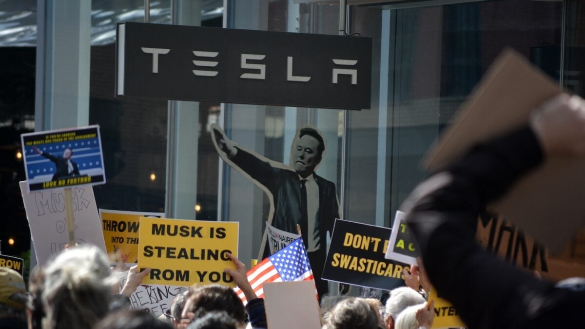 Las ventas de Tesla se desplomaron casi un 90 por ciento en algunos países el mes pasado.