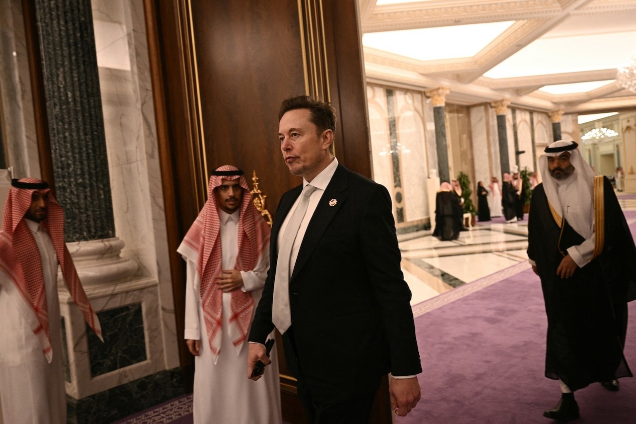Elon Musk trae Starlink a Arabia Saudita mientras los oligarcas estadounidenses se unen a Trump en Oriente Medio.