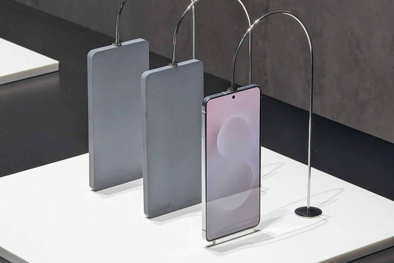 El Galaxy S25 Edge de Samsung, increíblemente delgado, puede cortar un pastel por $1,100